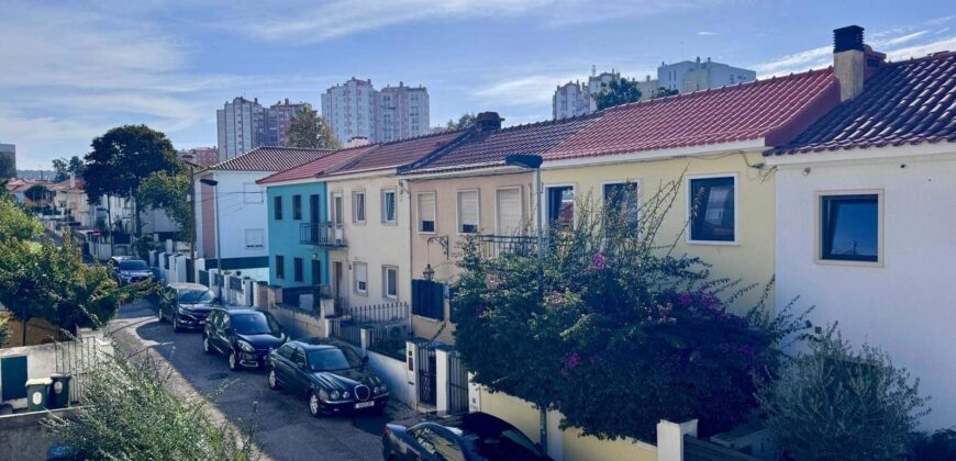 Bairro de Santa Cruz / Benfica  – Moradia T3