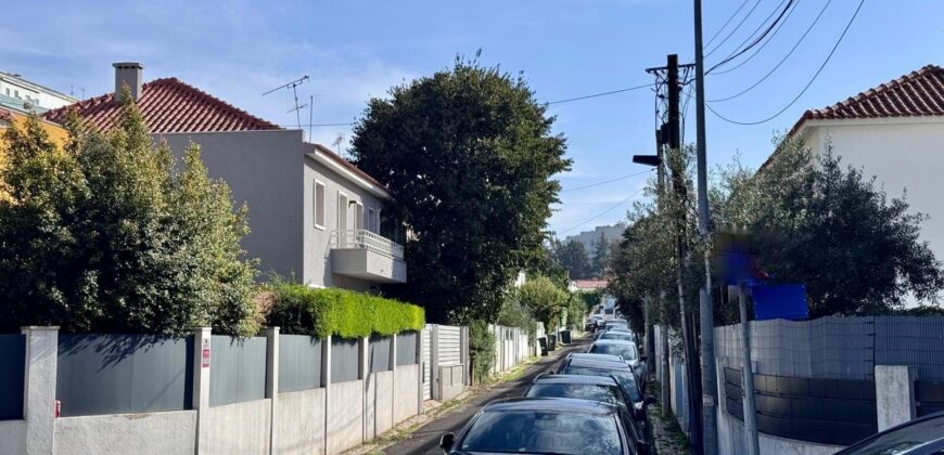 Bairro de Santa Cruz / Benfica  – Moradia T3