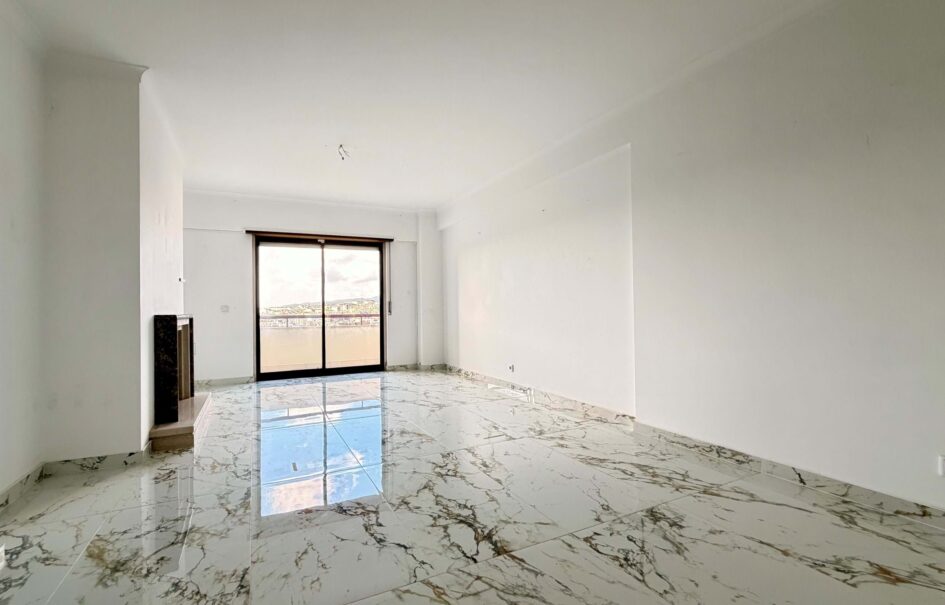 Oportunidade ÚNICA no Cacém! T3 (4 Assoalhadas) com arrecadação e possibilidade de Garagem Box