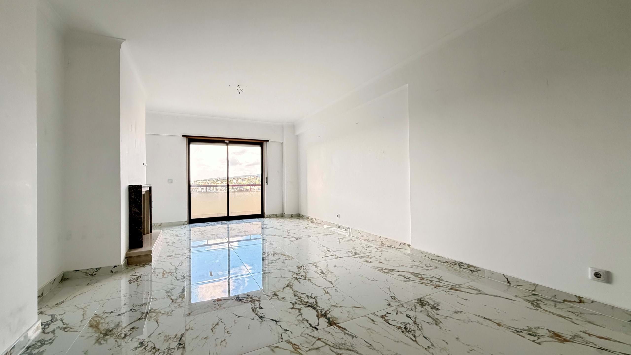 Oportunidade ÚNICA no Cacém! T3 (4 Assoalhadas) com arrecadação e possibilidade de Garagem Box