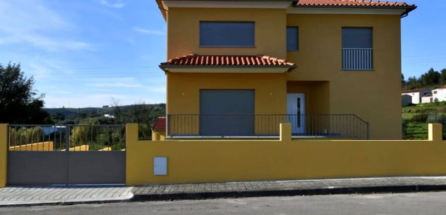 OPORTUNIDADE EM SERPINS – Moradia Como Nova – 4 Frentes, Vistas Incríveis e Excelente Exposição Solar