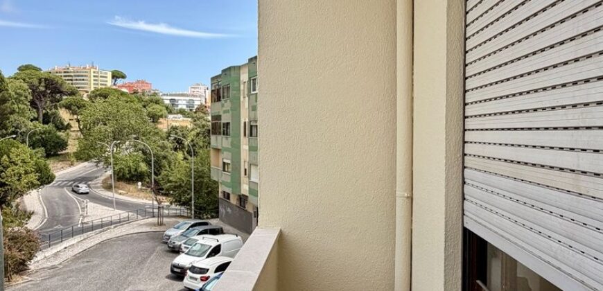 Excelente Apartamento T2 com 95 m², Arrecadação de 30 m², junto à Estação das Mercês