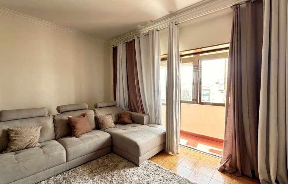 Excelente Apartamento T2 com 95 m², Arrecadação de 30 m², junto à Estação das Mercês