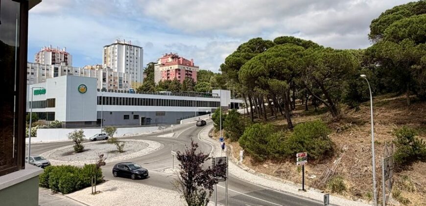 Excelente Apartamento T2 com 95 m², Arrecadação de 30 m², junto à Estação das Mercês