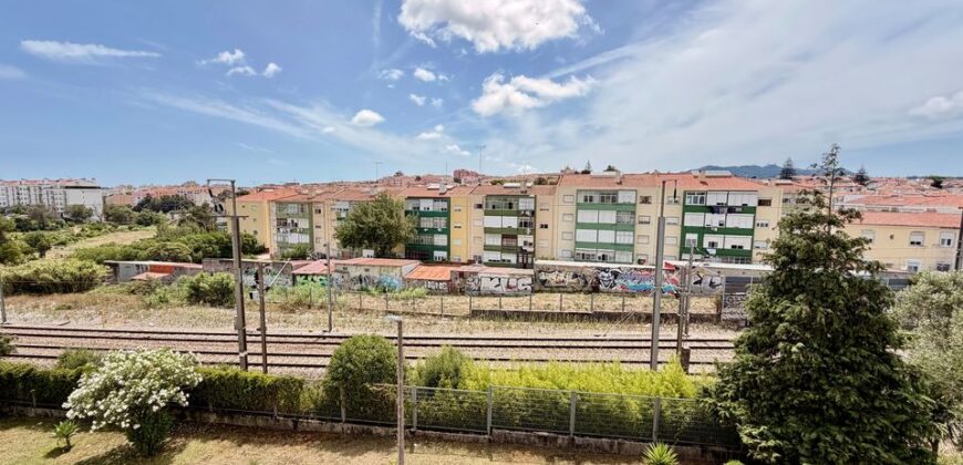 Excelente Apartamento T2 com 95 m², Arrecadação de 30 m², junto à Estação das Mercês