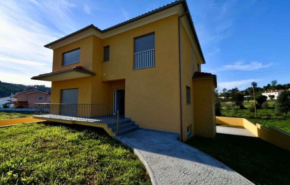 OPORTUNIDADE EM SERPINS – Moradia Como Nova – 4 Frentes, Vistas Incríveis e Excelente Exposição Solar