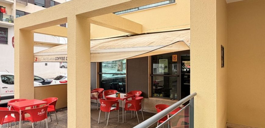 Loja situada na Quinta do Conventinho, em Loures, atualmente explorada como café/snack-bar e com possibilidade de aquisição com ou sem inquilino