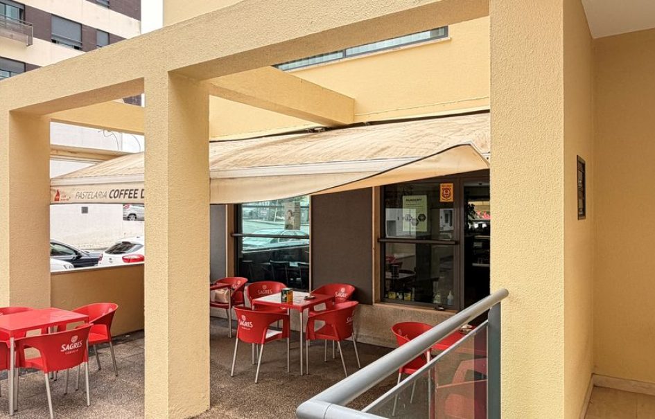 Loja situada na Quinta do Conventinho, em Loures, atualmente explorada como café/snack-bar e com possibilidade de aquisição com ou sem inquilino