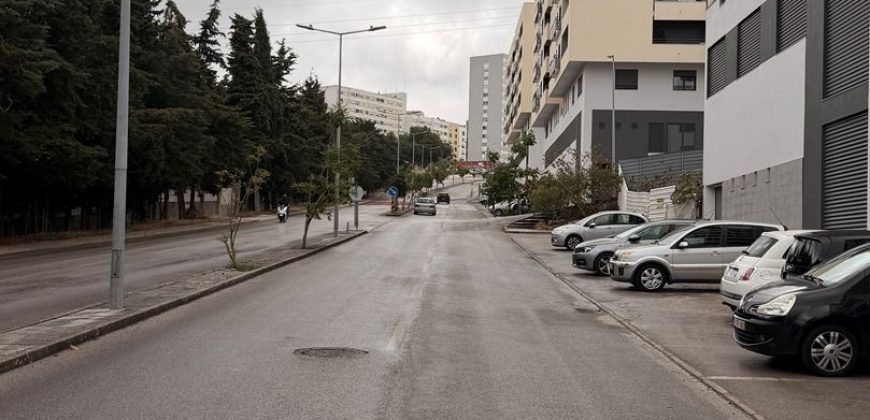Loja situada na Quinta do Conventinho, em Loures, atualmente explorada como café/snack-bar e com possibilidade de aquisição com ou sem inquilino