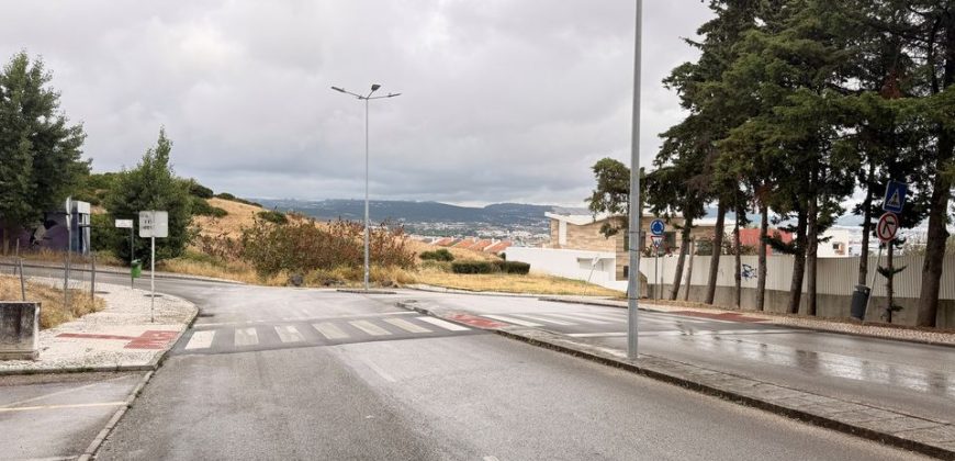 Loja situada na Quinta do Conventinho, em Loures, atualmente explorada como café/snack-bar e com possibilidade de aquisição com ou sem inquilino