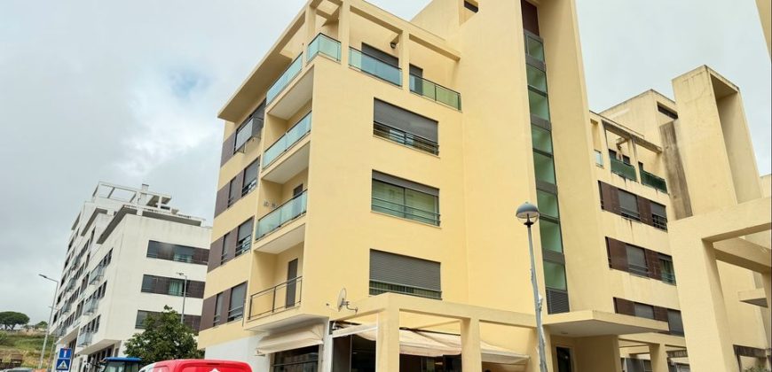Loja situada na Quinta do Conventinho, em Loures, atualmente explorada como café/snack-bar e com possibilidade de aquisição com ou sem inquilino