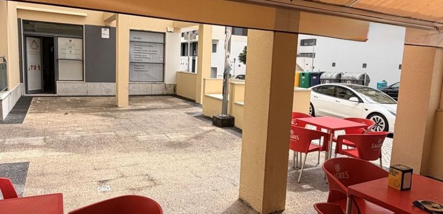 Loja situada na Quinta do Conventinho, em Loures, atualmente explorada como café/snack-bar e com possibilidade de aquisição com ou sem inquilino