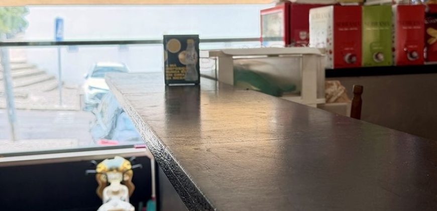 Loja situada na Quinta do Conventinho, em Loures, atualmente explorada como café/snack-bar e com possibilidade de aquisição com ou sem inquilino