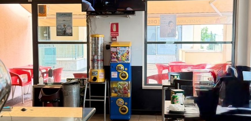 Loja situada na Quinta do Conventinho, em Loures, atualmente explorada como café/snack-bar e com possibilidade de aquisição com ou sem inquilino