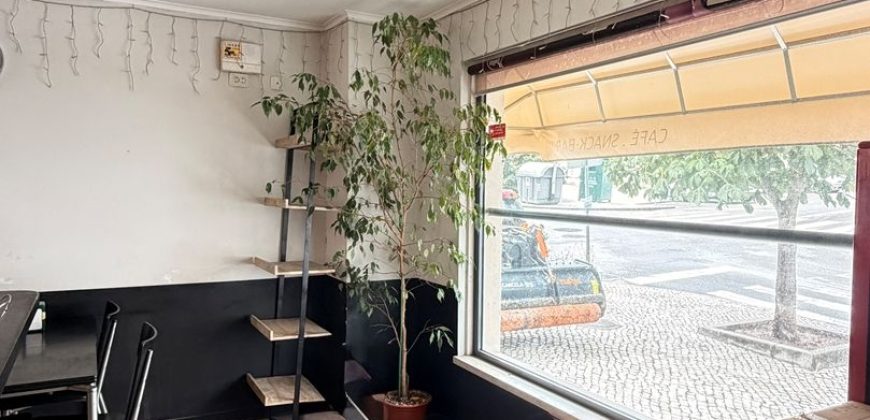 Loja situada na Quinta do Conventinho, em Loures, atualmente explorada como café/snack-bar e com possibilidade de aquisição com ou sem inquilino