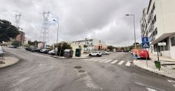 Loja situada na Quinta do Conventinho, em Loures, atualmente explorada como café/snack-bar e com possibilidade de aquisição com ou sem inquilino