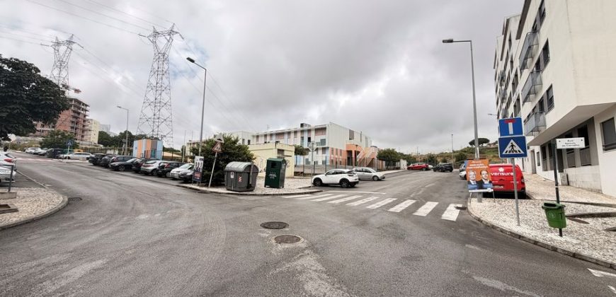 Loja situada na Quinta do Conventinho, em Loures, atualmente explorada como café/snack-bar e com possibilidade de aquisição com ou sem inquilino