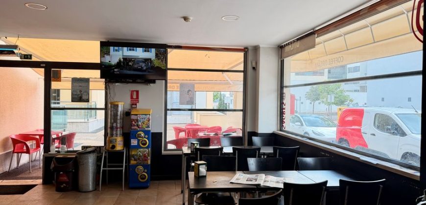 Loja situada na Quinta do Conventinho, em Loures, atualmente explorada como café/snack-bar e com possibilidade de aquisição com ou sem inquilino