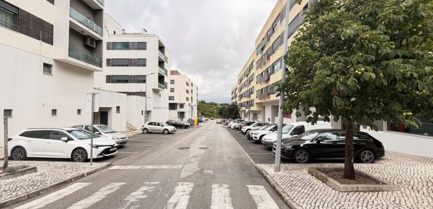 Loja situada na Quinta do Conventinho, em Loures, atualmente explorada como café/snack-bar e com possibilidade de aquisição com ou sem inquilino