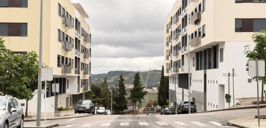 Loja situada na Quinta do Conventinho, em Loures, atualmente explorada como café/snack-bar e com possibilidade de aquisição com ou sem inquilino