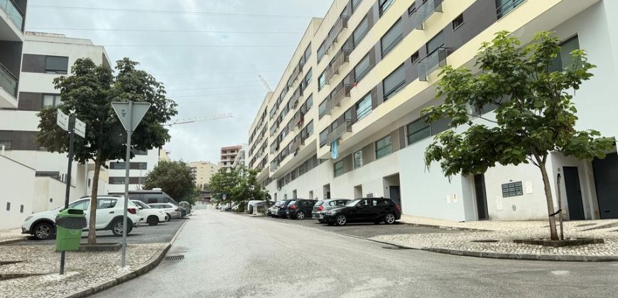 Loja situada na Quinta do Conventinho, em Loures, atualmente explorada como café/snack-bar e com possibilidade de aquisição com ou sem inquilino
