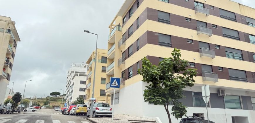 Loja situada na Quinta do Conventinho, em Loures, atualmente explorada como café/snack-bar e com possibilidade de aquisição com ou sem inquilino