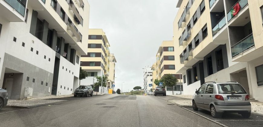 Loja situada na Quinta do Conventinho, em Loures, atualmente explorada como café/snack-bar e com possibilidade de aquisição com ou sem inquilino