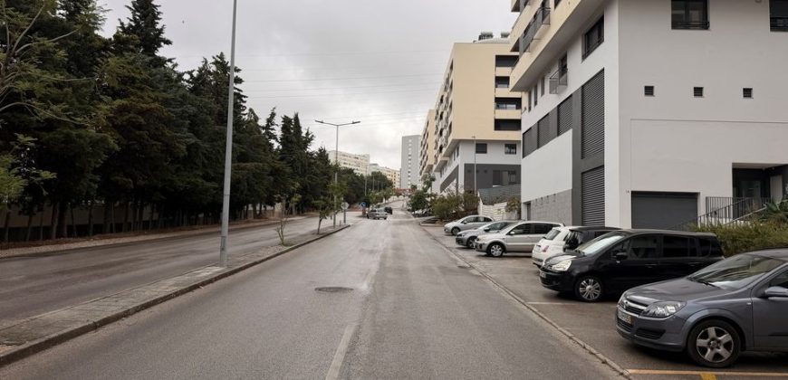 Loja situada na Quinta do Conventinho, em Loures, atualmente explorada como café/snack-bar e com possibilidade de aquisição com ou sem inquilino